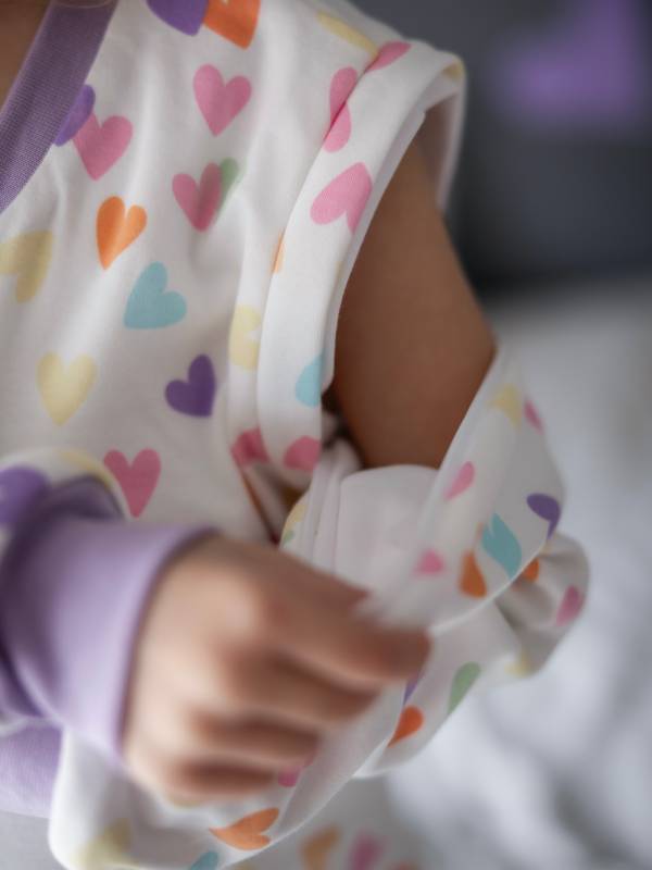 Vreća za spavanje sa nogavicama - dva sloja pamuka - skidajući rukavi - dodatak za stopala - Srca - 1.0 TOG